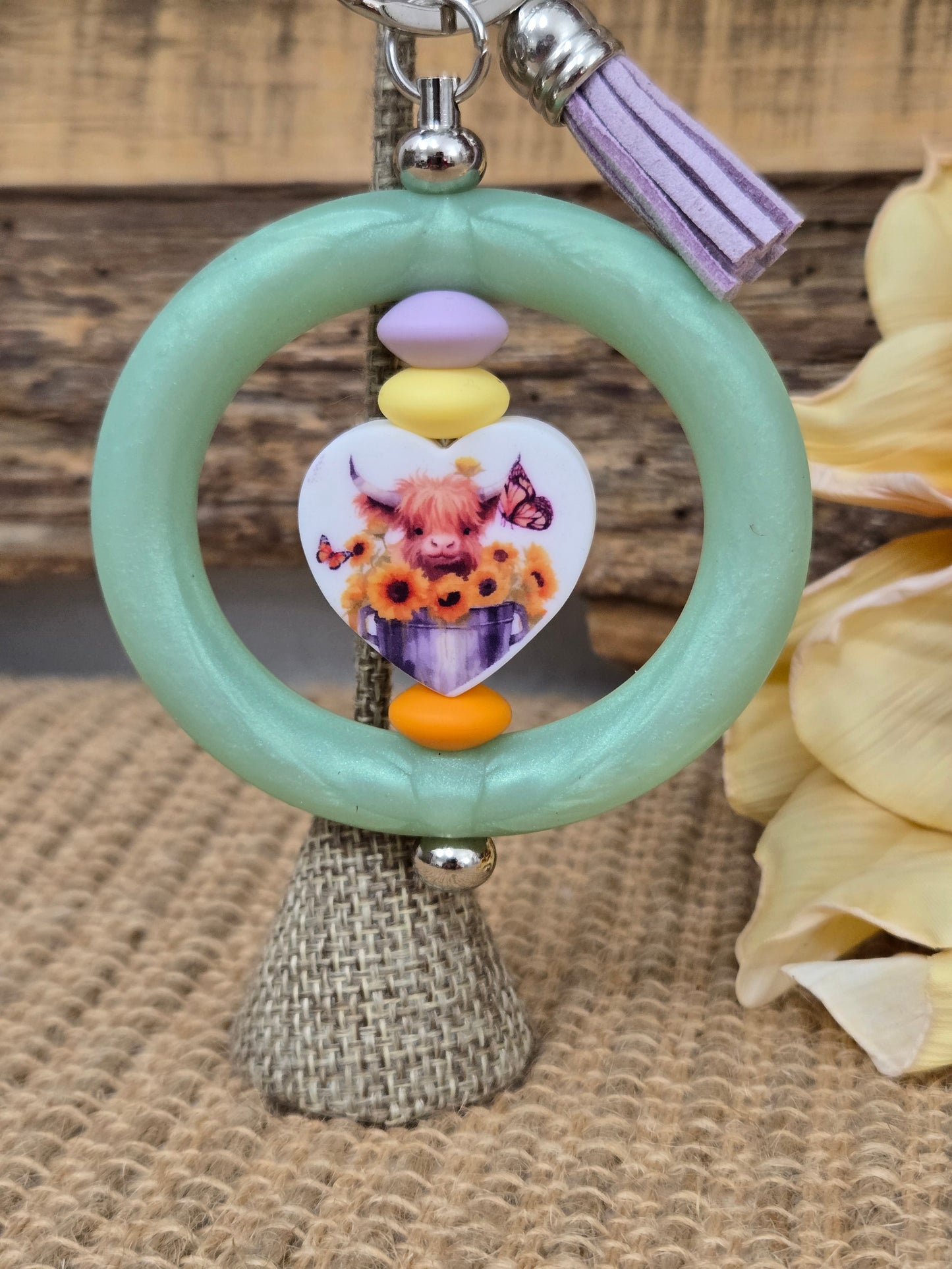 #240 Highland Cow with Sunflowers Keychain **πΆπππ 1 ππ πΊππππ**